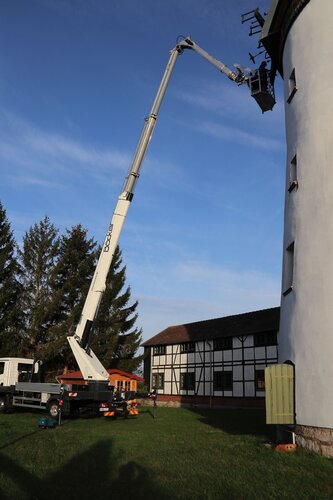 mittels Hebebühne wurden die alten Halterungen angebaut