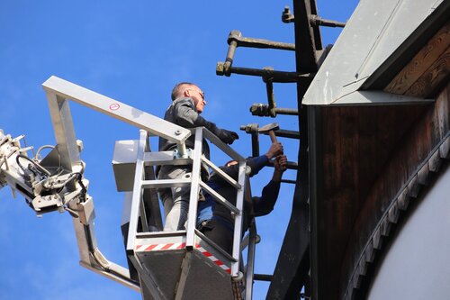 ... und Mitarbeiter der Stahl- und Betonanlagenbau GmbH entfernen gemeinsam die alte Halterung
