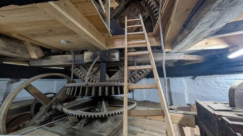 die Treppe in die Kuppel wurde entfernt und durch eine Leiter ersetzt. Somit kann die Kuppel gedreht werden.