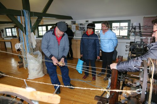 Seilermeister Schäfer aus Bautzen bei Vorführung der Handseilerei