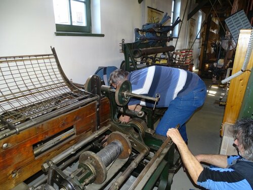 Image: 2020-01-15_004 unter sachkundiger Anleitung wurde die Maschine neu bestückt.