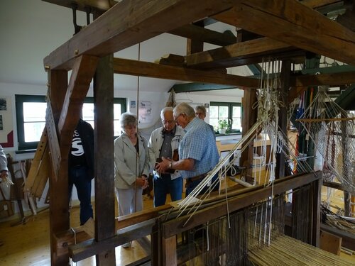 Aribert Wirth in seinem Element. 
Die Führung von interessierten Besuchern durch das Museum