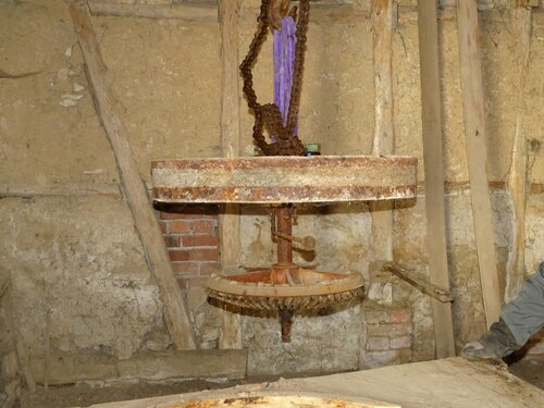 Der Bodenstein schwebt zusammen mit dem festgerosteten Antrieb