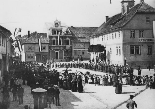 Image: 25JahreSedanfeierUmzugderSchulkinder_1895 25-Jahrfeier der Schlacht bei Sedan (1870) - Umzug der Schulkinder auf dem Markt 1895